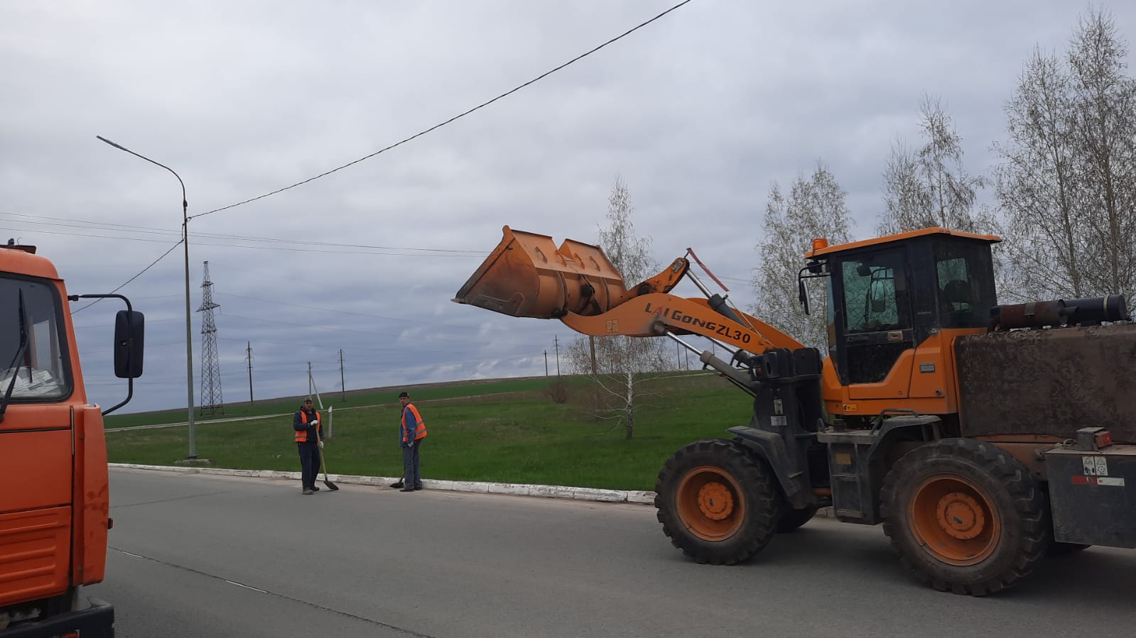 Сотрудники МБУ по благоустройству с 06.00 утра все массово и дружно вышли  на работы по уборке и благоустройству общественных территорий города. |  29.04.2022 | Новомичуринск - БезФормата